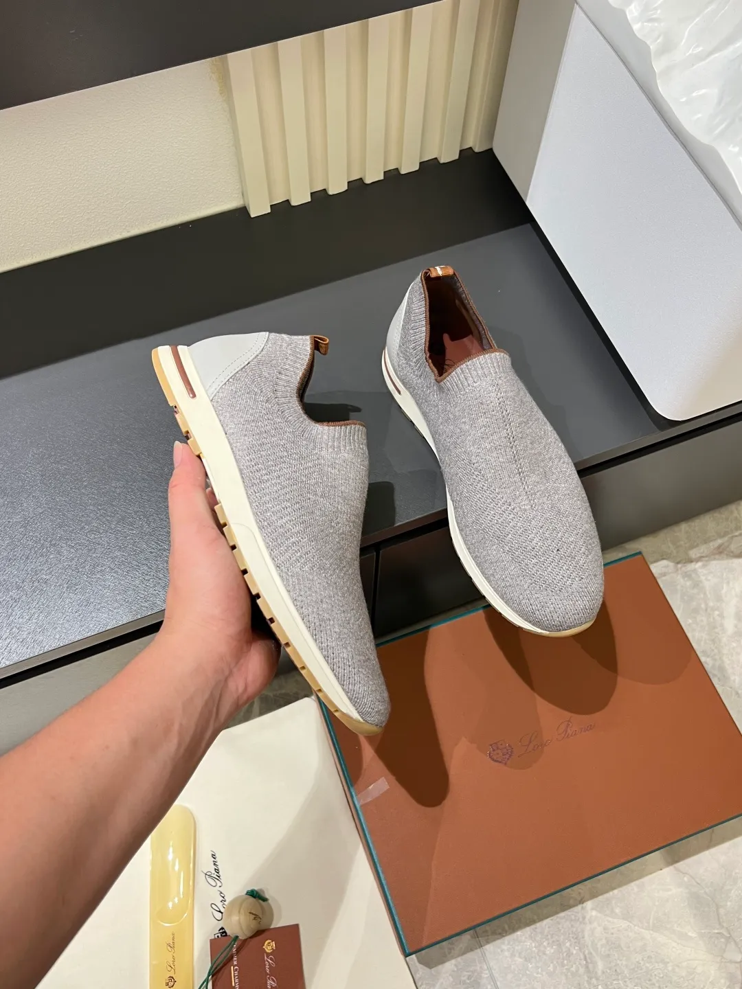 Men's Men's Shoes 💰p380 Loro Men's Shoes 💰piana/Noyo Piana 360 L Men's Shoes 💰p Flexy Walk Men's Sports Shoes These sports shoes are made of knitted wool uppers, and the heel is wrapped in smooth calf leather. Merino sheep are selected from Australia and New Zealand. The upper is machine-woven like a sweater, and then equipped with a white rubber outsole and a Kummel-colored sole. It is both beautiful and non-slip. The fabric is 100% cashmere and the insole is calf leather. It is super comfortable on the feet! Comes with full original packaging! Multiple colors available! Size: 38-44 (45 customized)